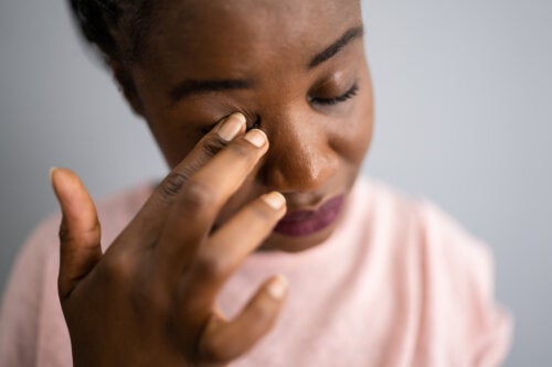 What Is a Macular Fold: Symptoms, Causes, and Treatments