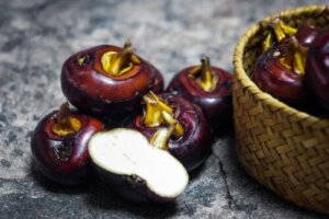 What Are Water Chestnuts and How Can They Be Included in Your Diet?