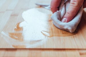 How to Remove Paint Stains From the Floor