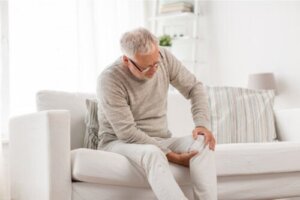 Pseudogout: Symptoms, Causes, Diagnosis and Treatment