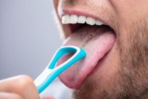 How to Clean the Tongue