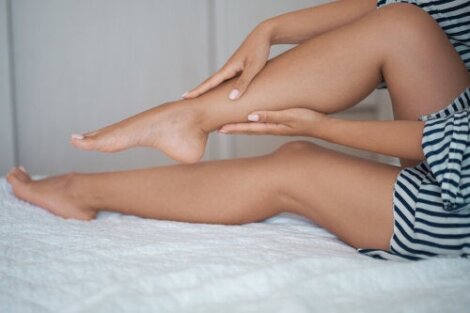 Resting Leg Pain: 7 Possible Causes and What to Do for Relief