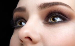 Liquid Eyeliner or an Eye Pencil: Which Is Better?