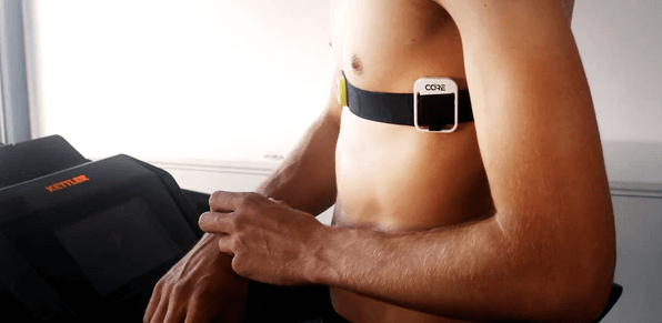 Körperkerntemperatur - Mann mit einem Messgerät an der Brust