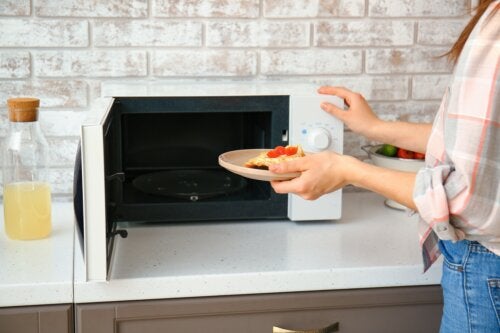 8 Things You Should Never Microwave