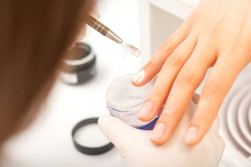 What Does the Dip Powder Manicure Consist Of?
