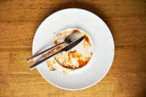 How to Clean Stained Porcelain Dishes