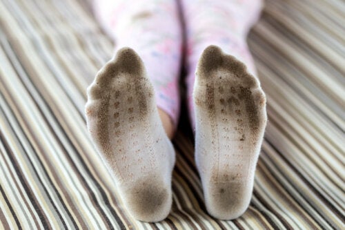 8 Tricks to Remove Black Stains from Your Socks