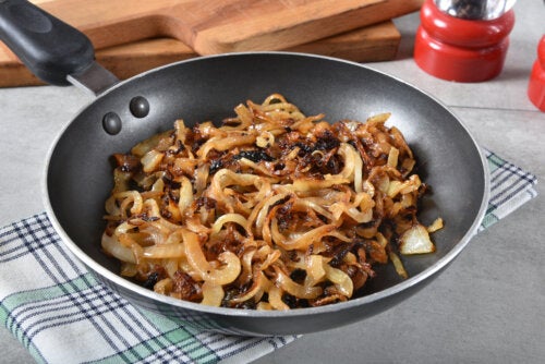 How to Prepare Caramelized Onions Without Sugar