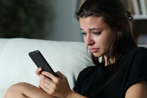 8 Signs of Abuse on WhatsApp