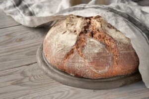 What Is Anadama Bread and How Is It Prepared?