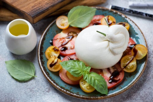 Burrata: What Is It and What Are The Benefits?