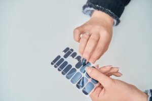 6 Tips for a Manicure with Stickers