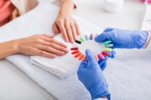 Press-on Nails: What Are They, and What Are Their Advantages and Disadvantages?