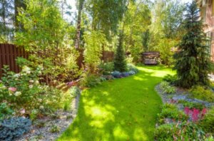 24 Ideas for Decorating a Garden or Yard on a Budget