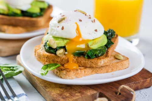 3 tricks to organize poached eggs without cracking them